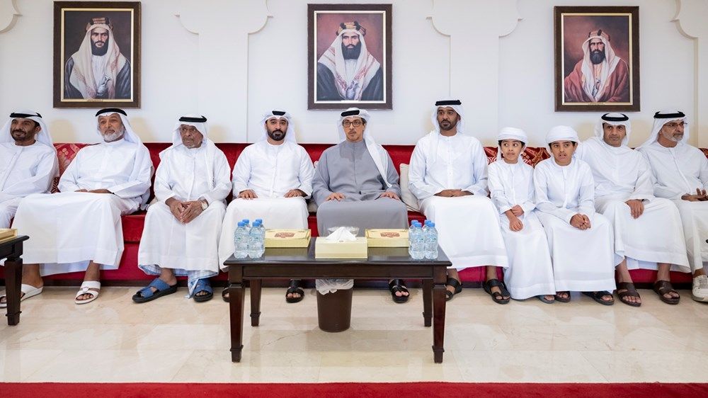 منصور بن زايد يعزي في وفاة خميس مرزوق الدرمكي