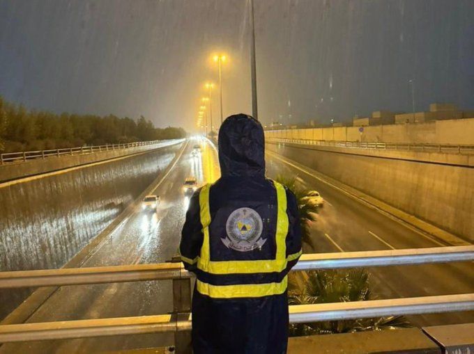 السعودية | الدفاع المدني يحذر من استمرار هطول الأمطار الرعدية على بعض الخليج 365
