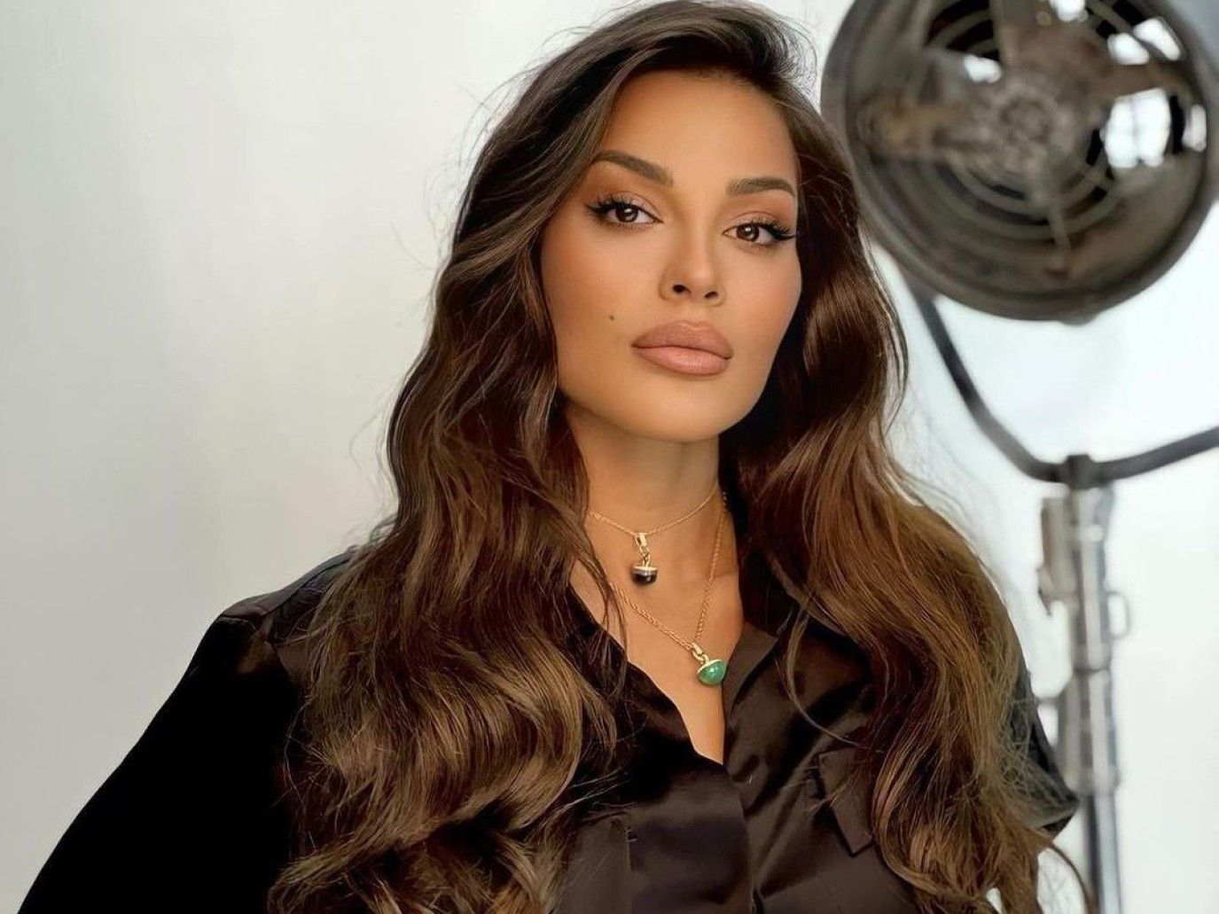 تألقي بأجمل تسريحات شعر ناعمة في الخريف على غرار نادين نجيم