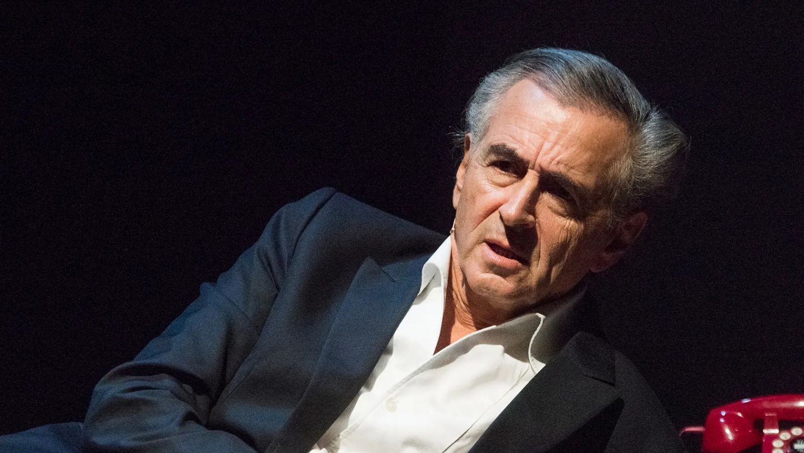 الفيلسوف برنارد هنري: ألا تعلمون أن الحرب العالمية الثالثة بدأت؟