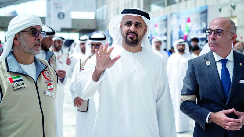 الامارات | ذياب بن محمد يلتقي المتطوعين في «الإمارات معك يا لبنان»
