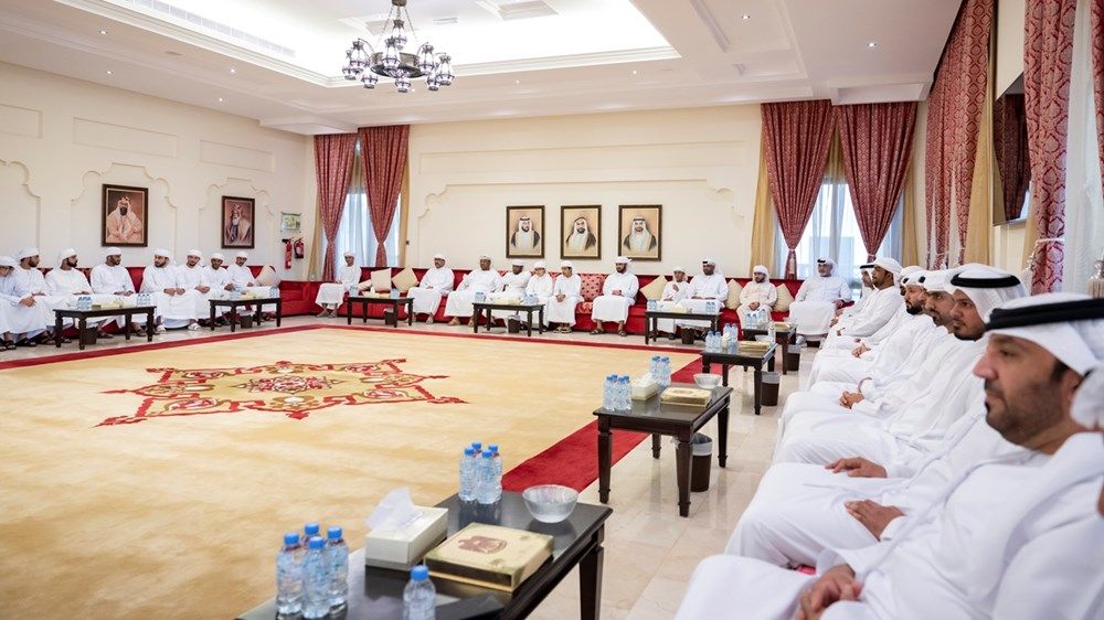 منصور بن زايد يعزي في وفاة خميس مرزوق الدرمكي