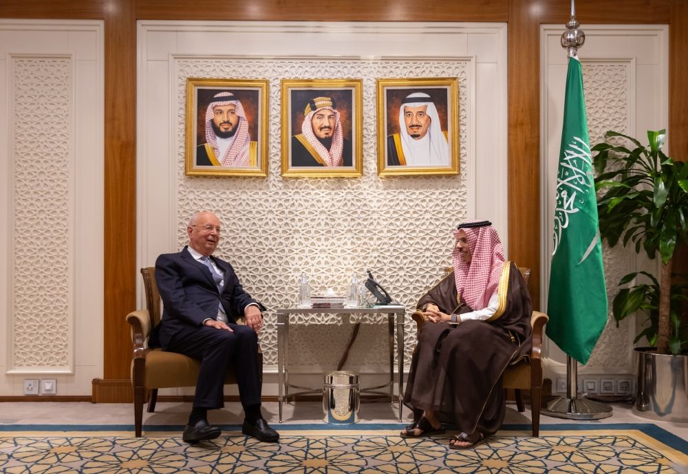 وزير الخارجية يستقبل مؤسس ورئيس المنتدى الاقتصادي العالمي