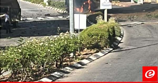 القناة 14: إصابة مباشرة لمركبة في كرمئيل بعد سقوط صواريخ من لبنان