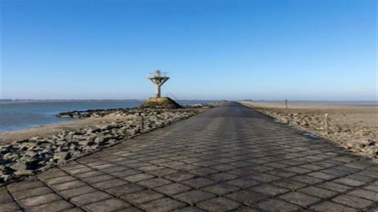 بيظهر ويختفي.. 10 صور لأغرب طريق في العالم - عجائب الدنيا