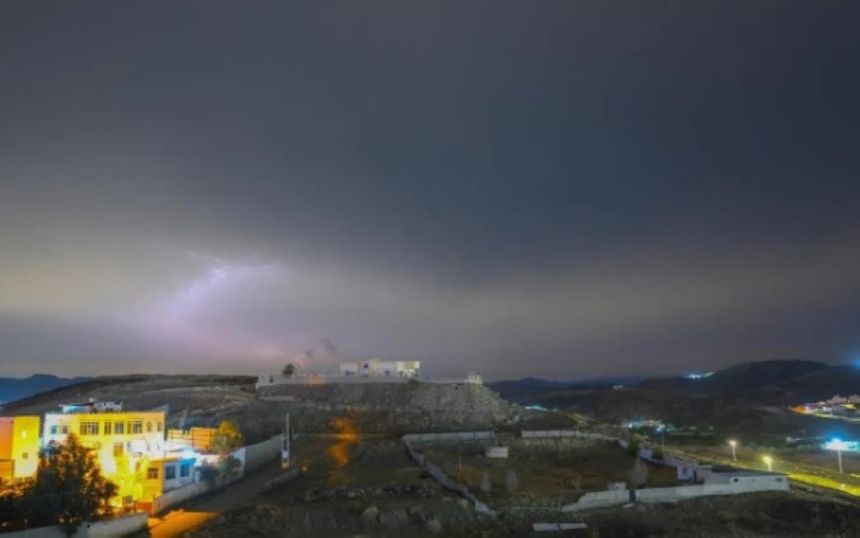 صور.. هطول أمطار على الباحة وجازان مصحوبة بعواصف رعدية