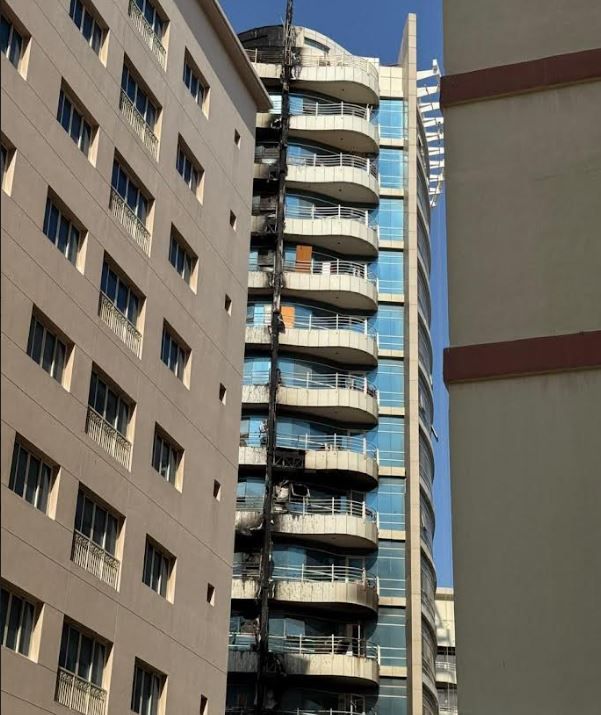 الامارات | دفاع مدني دبي يسيطر على حريق شب فجراً ببناية في البرشاء