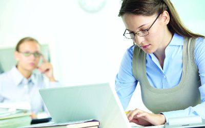 الامارات | هل ارتداء النظارات باستمرار يضر بصحة العين؟