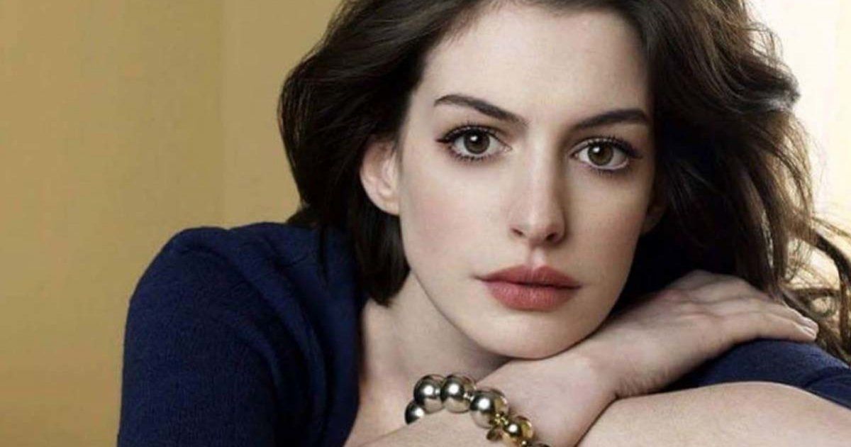 آن هاثاواي تختار لإطلالتها في نيويورك هذا الحذاء العالي