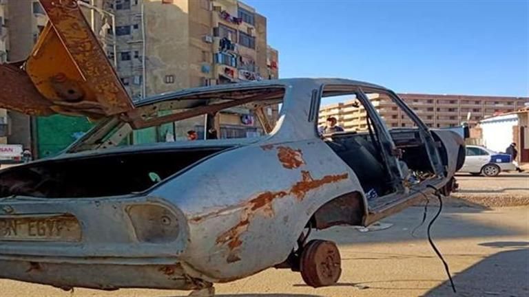 متروكة ومتهالكة في الشوارع.. رفع 52 سيارة ودراجة نارية بالقاهرة والجيزة