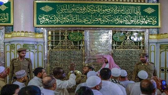 الخليج اليوم .. بعد ادعاء منعه دخول الروضة الشريفة.. نجم عربي يثير الجدل بفيديو جديد عن السعودية