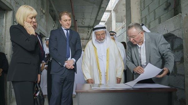 سلطان القاسمي يوقع اتفاقية تعاون بين جامعتي خورفكان وإكستر البريطانية