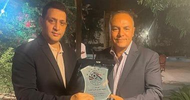 أبو الوفا يهدى درع وقميص المنتخب لسفير مصر في موريتانيا