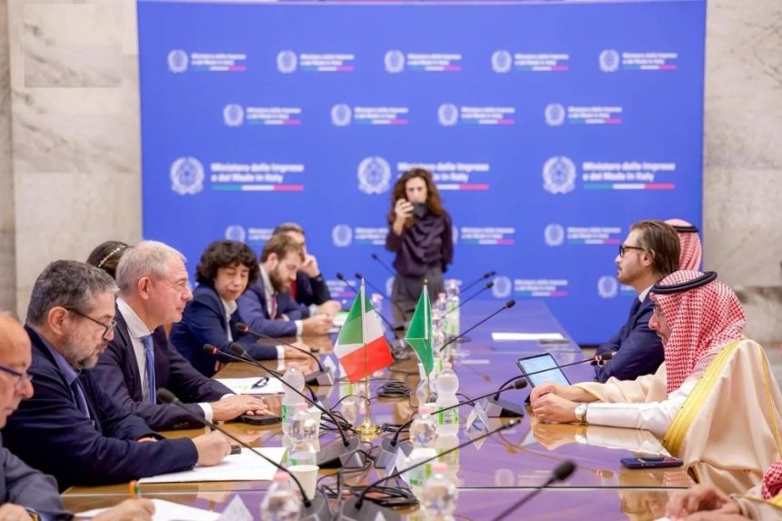 وزير الصناعة يبحث تعزيز التعاون الصناعي مع نظيره الإيطالي