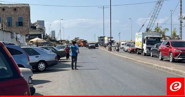 "النشرة": قطع الطريق قرب ميرة صيدا بعد تلقي سائق سيارة اتصالًا لتركها في مكانها