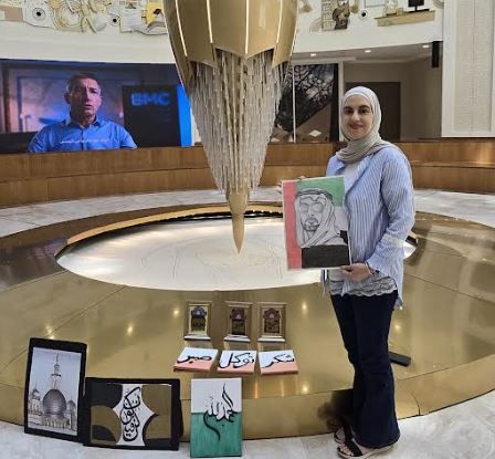 الامارات | «العلاج بالفن».. متعافية من السرطان تدعم المرضى بجلسات رسم وتعليم الخط العربي