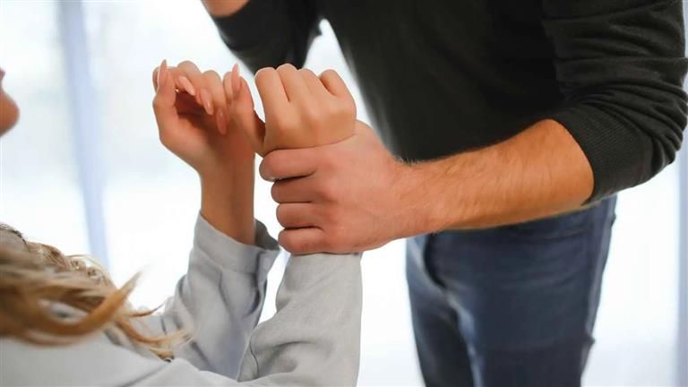 جوزي ضربني وحلق شعري بـ"السكين".. ماذا قالت "دنيا" في محضر الشرطة؟