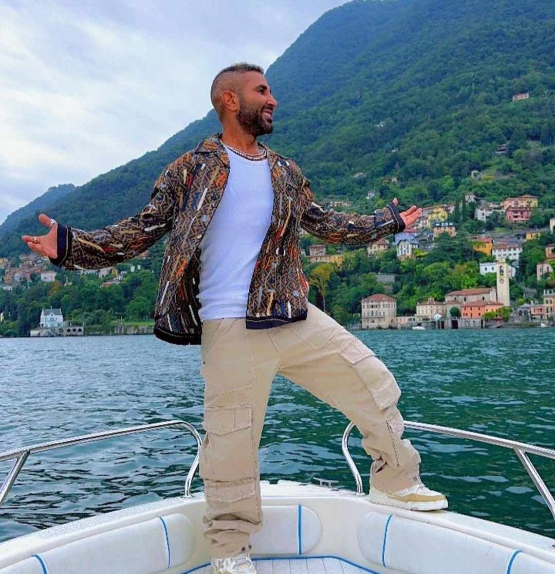 أحمد سعد في أحدث جلسة تصوير له على متن يخت وسط الماء بإيطاليا – صور