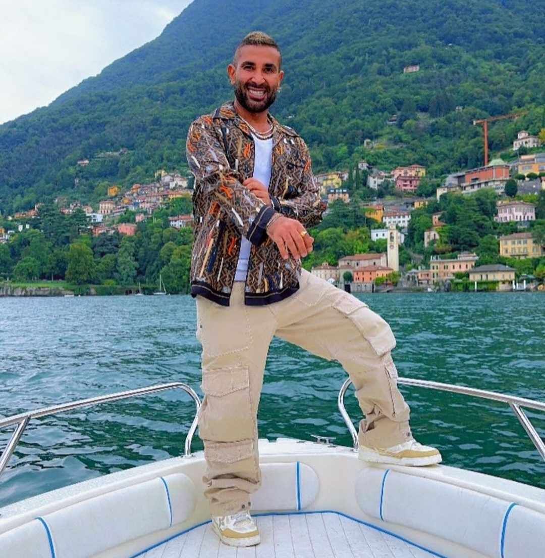 أحمد سعد في أحدث جلسة تصوير له على متن يخت وسط الماء بإيطاليا – صور