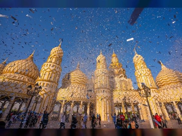 القرية العالمية تفتح أبوابها اليوم