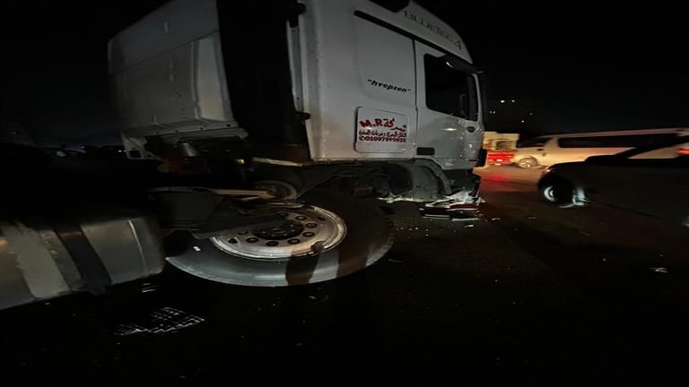 "تريلا" تتسب في شلل مروري على دائري الهرم | صور