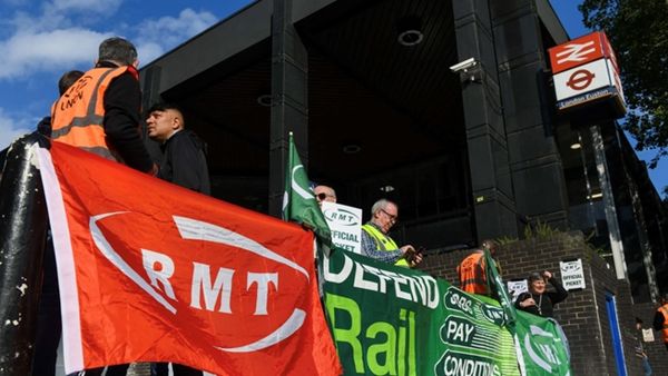 العاملون في قطار أنفاق لندن ينظمون إضرابات