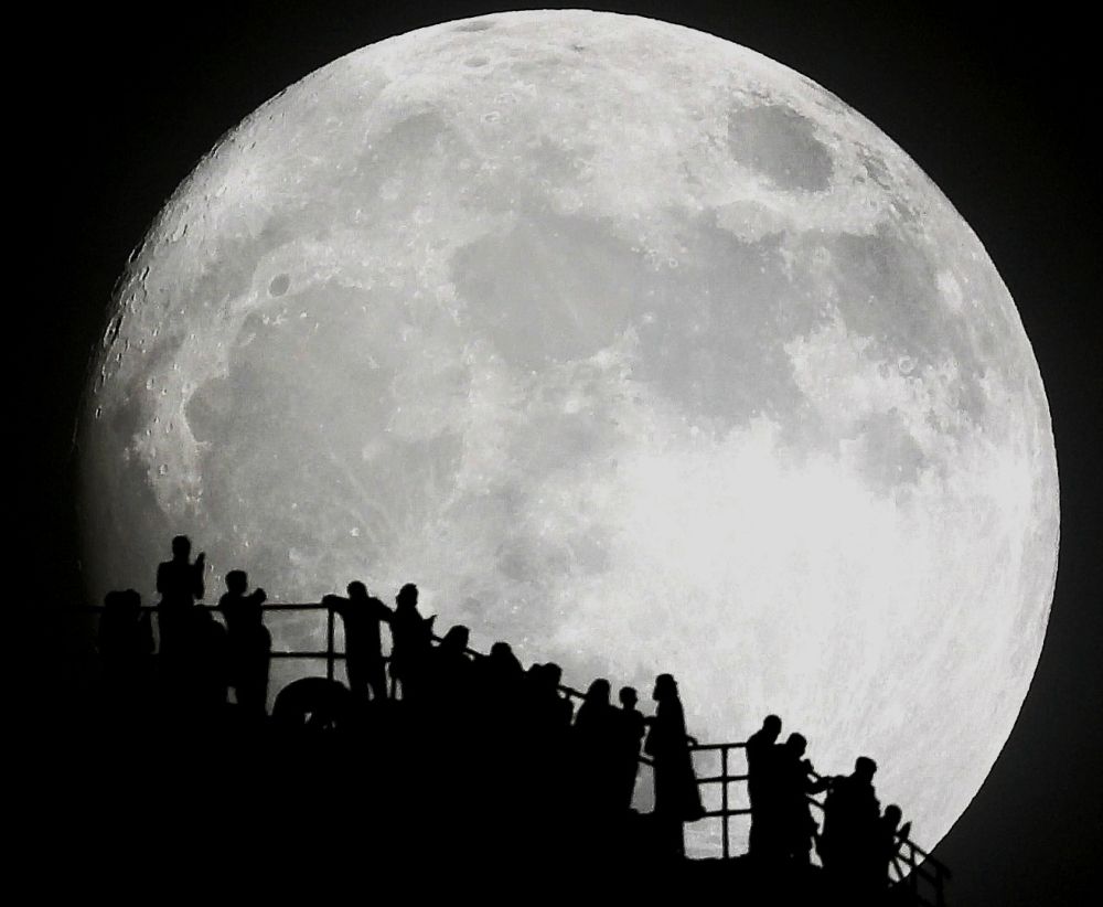 القمر العملاق يُضيء سماء المملكة غداً.. وباحث فلكي ينفي ارتباطه بالزلازل والبراكين