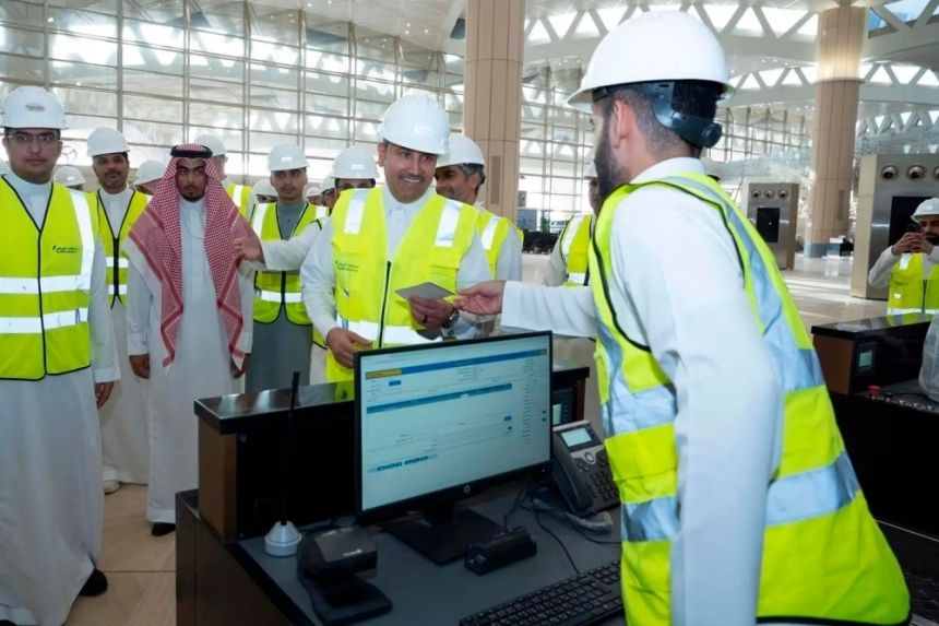 الجاسر يتفقد مشاريع التوسعة ورفع الطاقة الاستيعابية في مطار الملك خالد