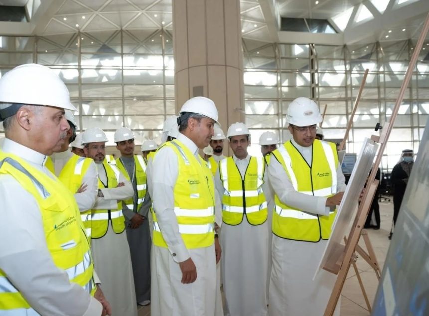 الجاسر يتفقد مشاريع التوسعة ورفع الطاقة الاستيعابية في مطار الملك خالد