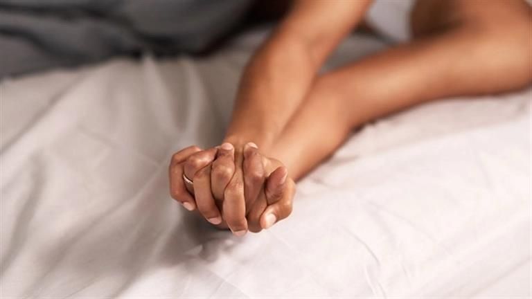 رجل يضبط زوجته تخونه.. ما حدث له كان غير متوقع