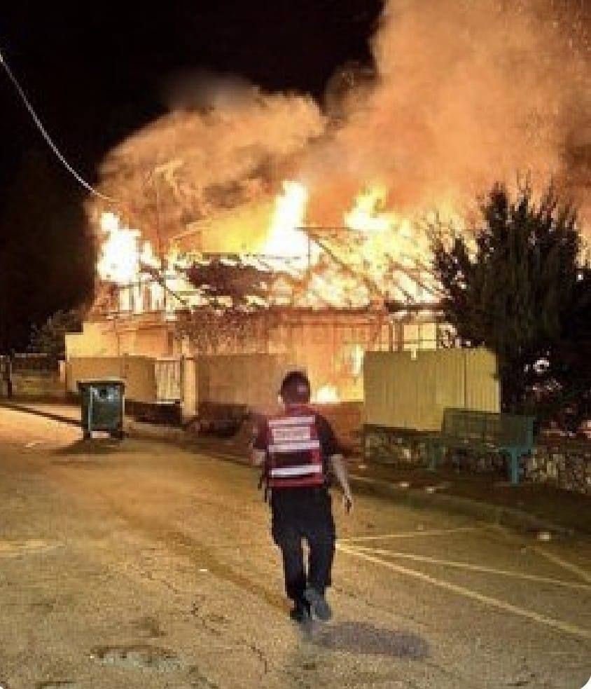 مستوطنون يخلون منازلهم في كريات شمونة بعد صواريخ حزب الله الحارقة