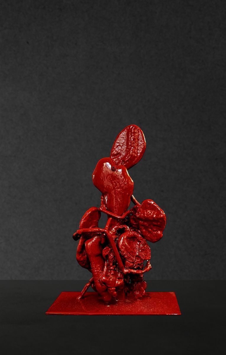 بعد احتراق أعماله: الفنان الإماراتي جلال لقمان يعود بمعرض في دبي