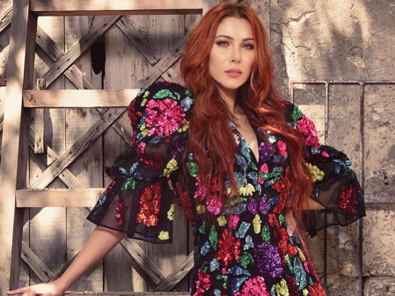 صبغات شعر باللون الأحمر لخريف 2024.. تألقي بإطلالة عصرية جريئة من وحي النجمات