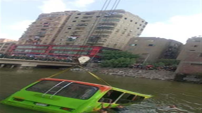 السائق نجا من الموت.. الصور الأولى من سقوط أتوبيس في ترعة الشرقاوية بشبرا الخيمة