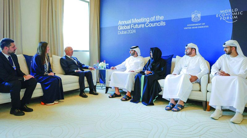 الامارات | منصور بن محمد ولطيفة بنت محمد يلتقيان رئيس ومؤسس المنتدى الاقتصادي العالمي        