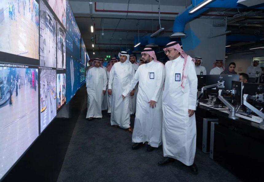 الجاسر يتفقد مشاريع التوسعة ورفع الطاقة الاستيعابية في مطار الملك خالد