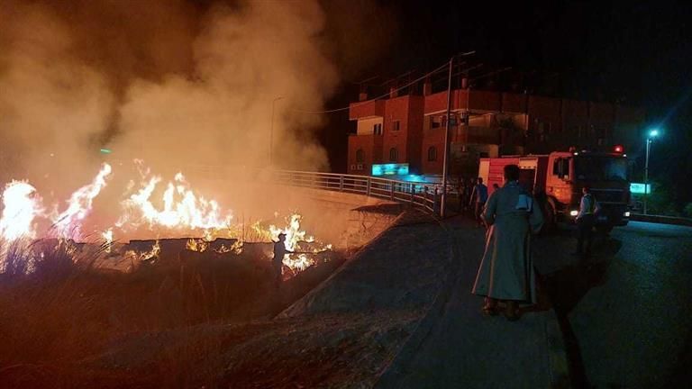 السيطرة على حريق أسفل كوبري خزان إسنا الجديد جنوب الأقصر (صور)