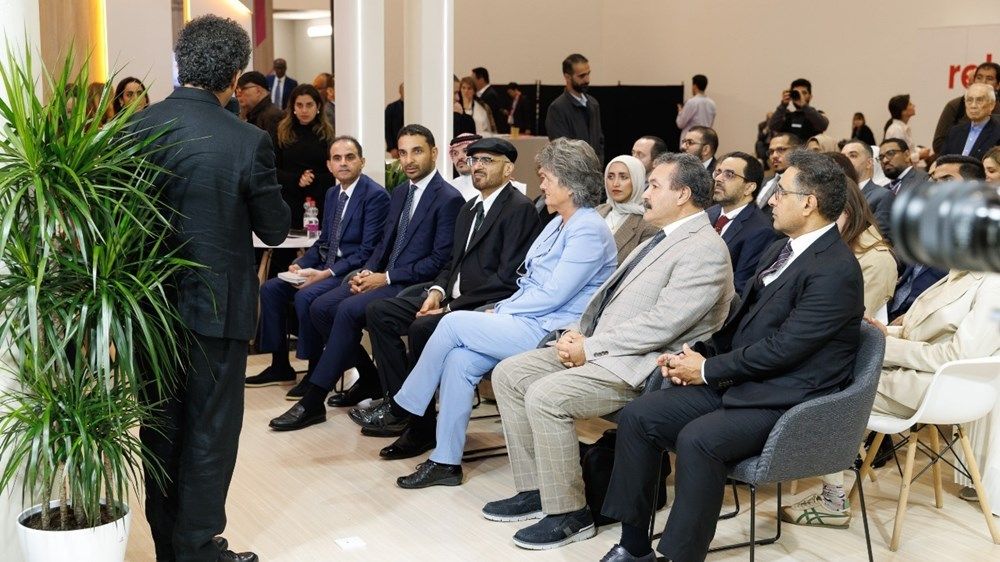 جمال السويدي يوقّع كتاب «صاحب السمو الشيخ محمد بن زايد آل نهيان.. إضاءات في مسيرة رجل الإنسانية» بمعرض فرانكفورت الدولي