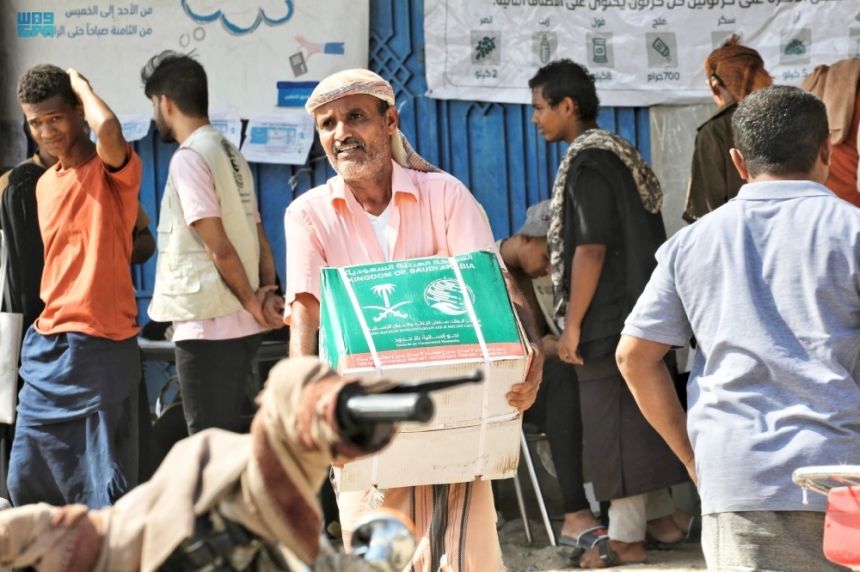 في 4 دول.. مركز الملك سلمان يوزع مساعدات ويدشن مشروع رعاية الأيتام 