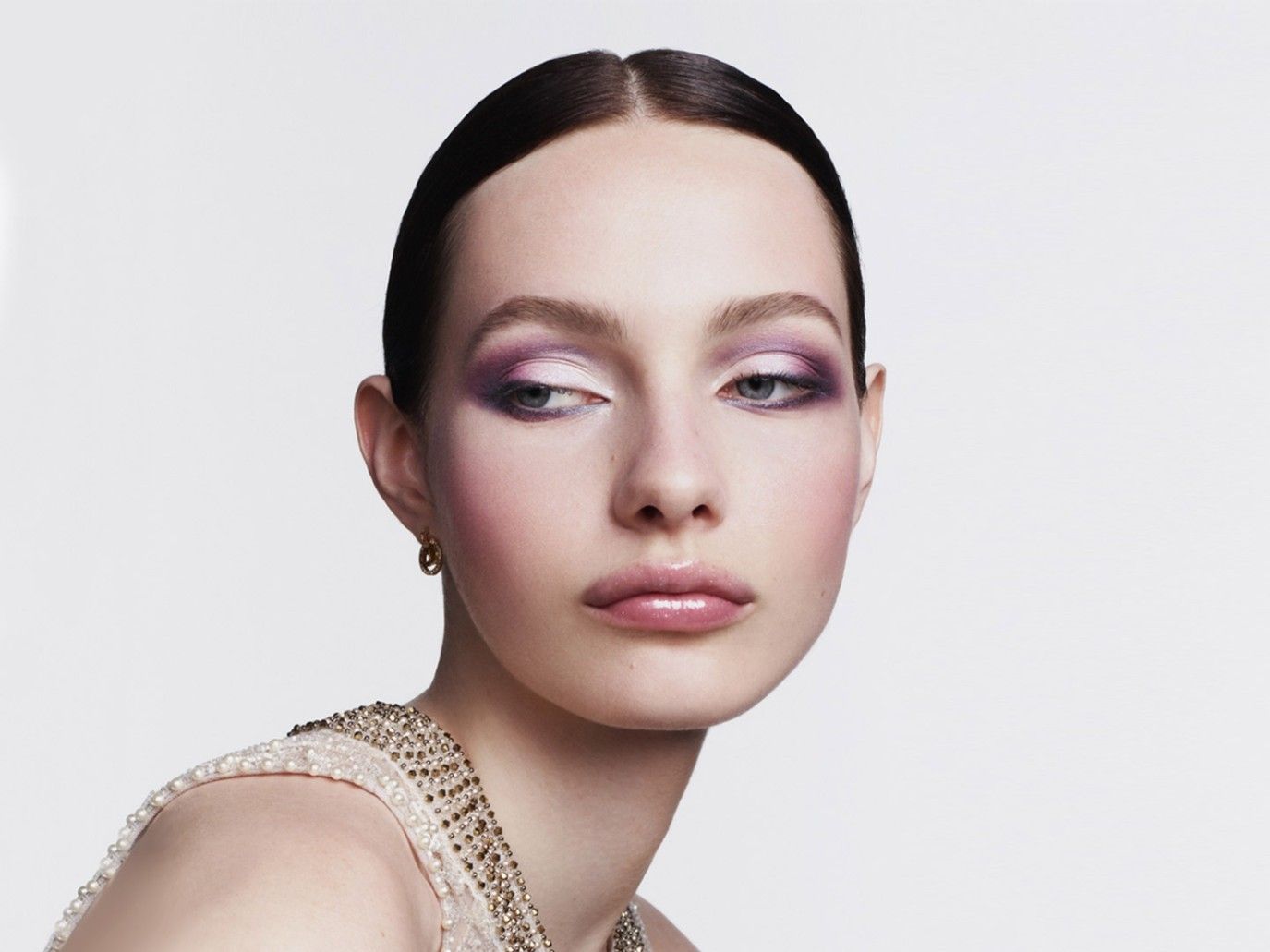 مجموعة Dior Backstage تضفي لمسات جمالية مشرقة تضيء مناسباتك