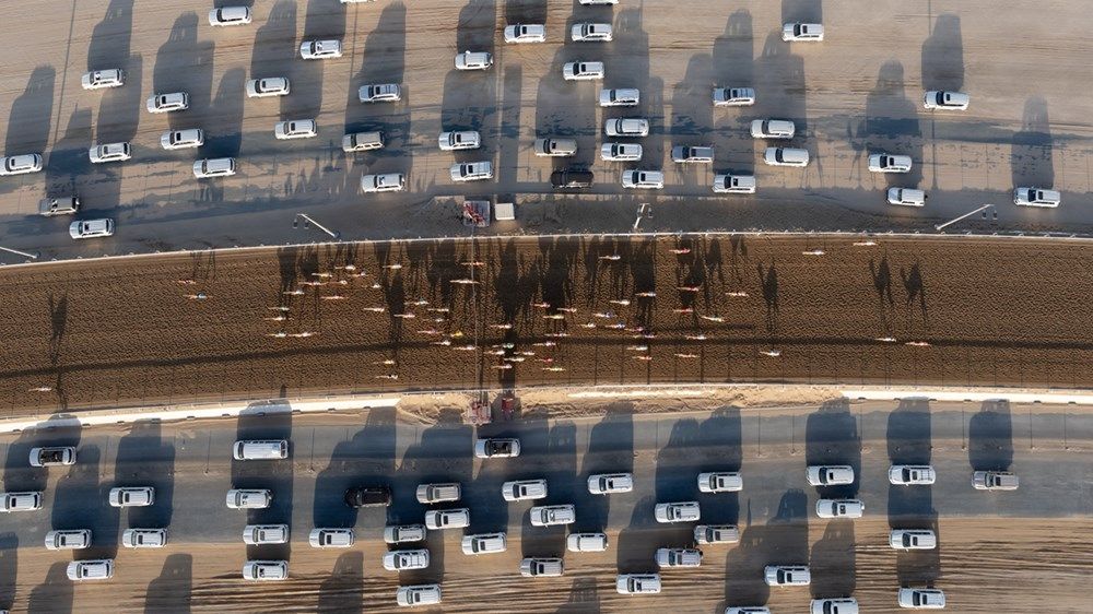 حمدان بن زايد يشهد جانباً من منافسات مهرجان الظفرة للهجن 2024