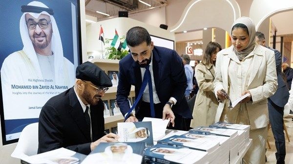 جمال السويدي يوقّع كتاب «صاحب السمو الشيخ محمد بن زايد آل نهيان.. إضاءات في مسيرة رجل الإنسانية» بمعرض فرانكفورت الدولي