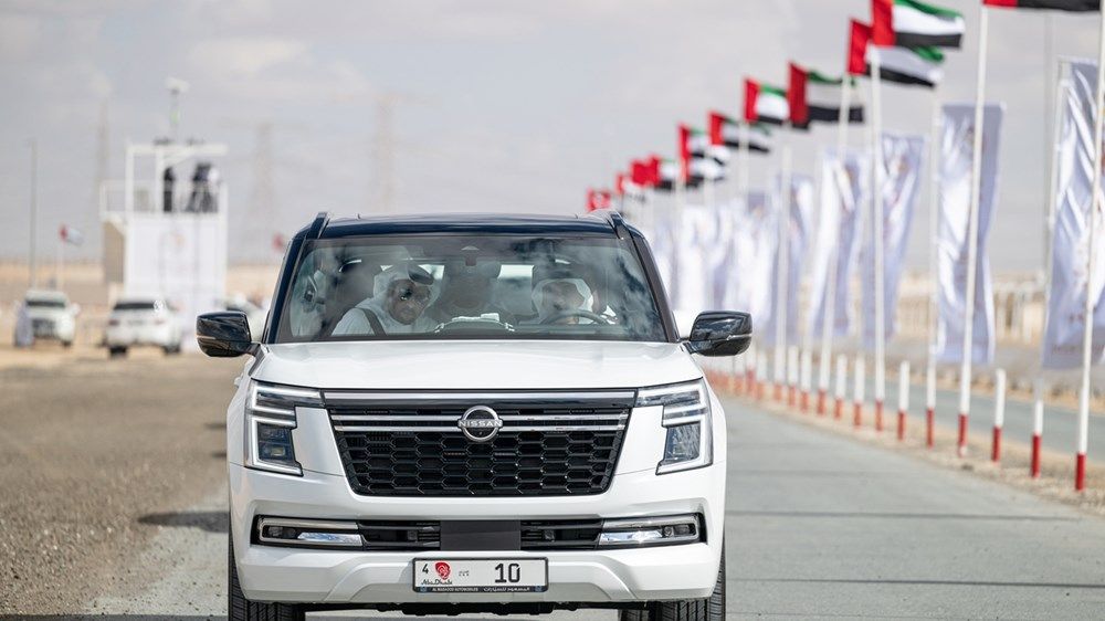 حمدان بن زايد يشهد جانباً من منافسات مهرجان الظفرة للهجن 2024