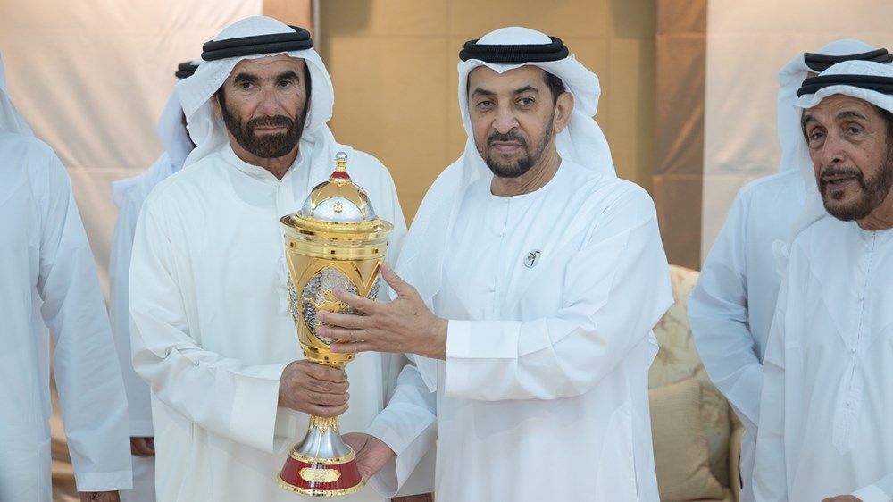 حمدان بن زايد يشهد جانباً من منافسات مهرجان الظفرة للهجن 2024