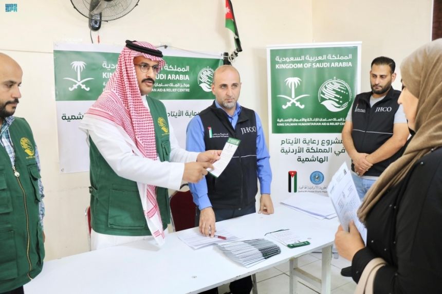 في 4 دول.. مركز الملك سلمان يوزع مساعدات ويدشن مشروع رعاية الأيتام 