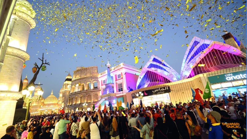 الامارات | «القرية العالمية».. وجهة السعادة تستقبل زوّارها المتحمسين