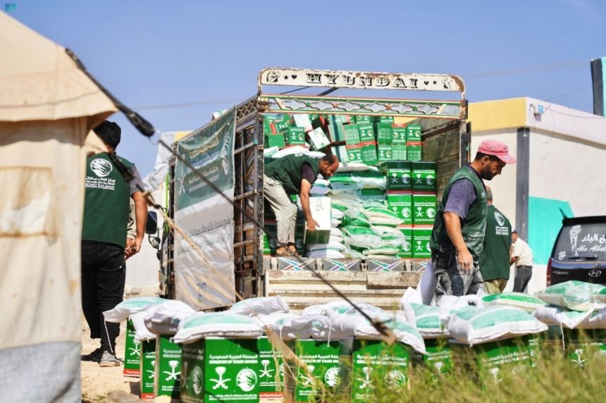 في 4 دول.. مركز الملك سلمان يوزع مساعدات ويدشن مشروع رعاية الأيتام 