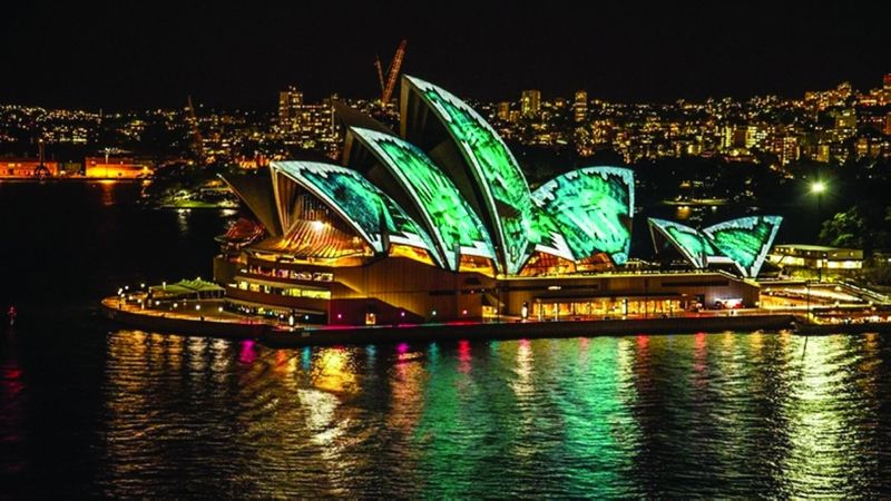 الامارات | «أوبرا سيدني» تضيء أشرعتها ترحيباً بالملك تشارلز
