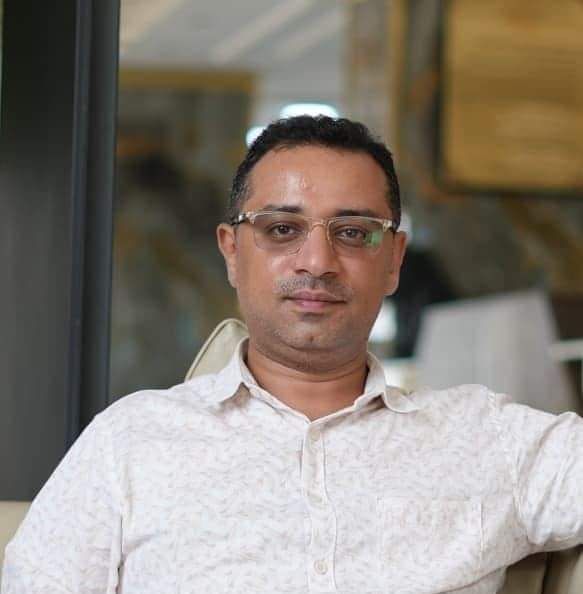 قوات المقاومة الوطنية تختطف صحفيًا في "المخا" وتقتاده إلى أحد سجونها 