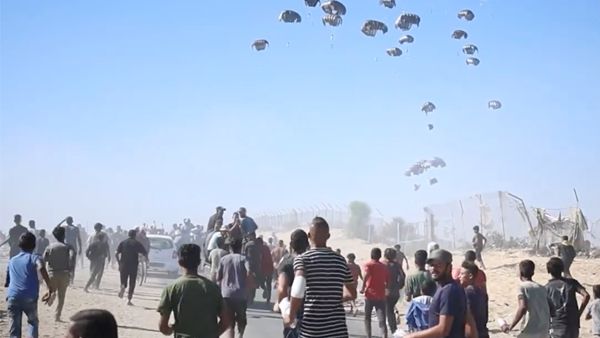 الإسقاط الـ «53».. «طيور الخير» تواصل نشر الأمل في سماء قطاع غزة